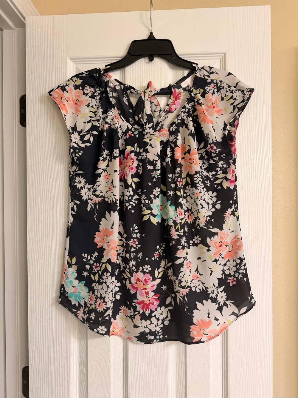 Lauren Conrad Women’s Size Medium Black Base & Multicolored Floral Blouse Top